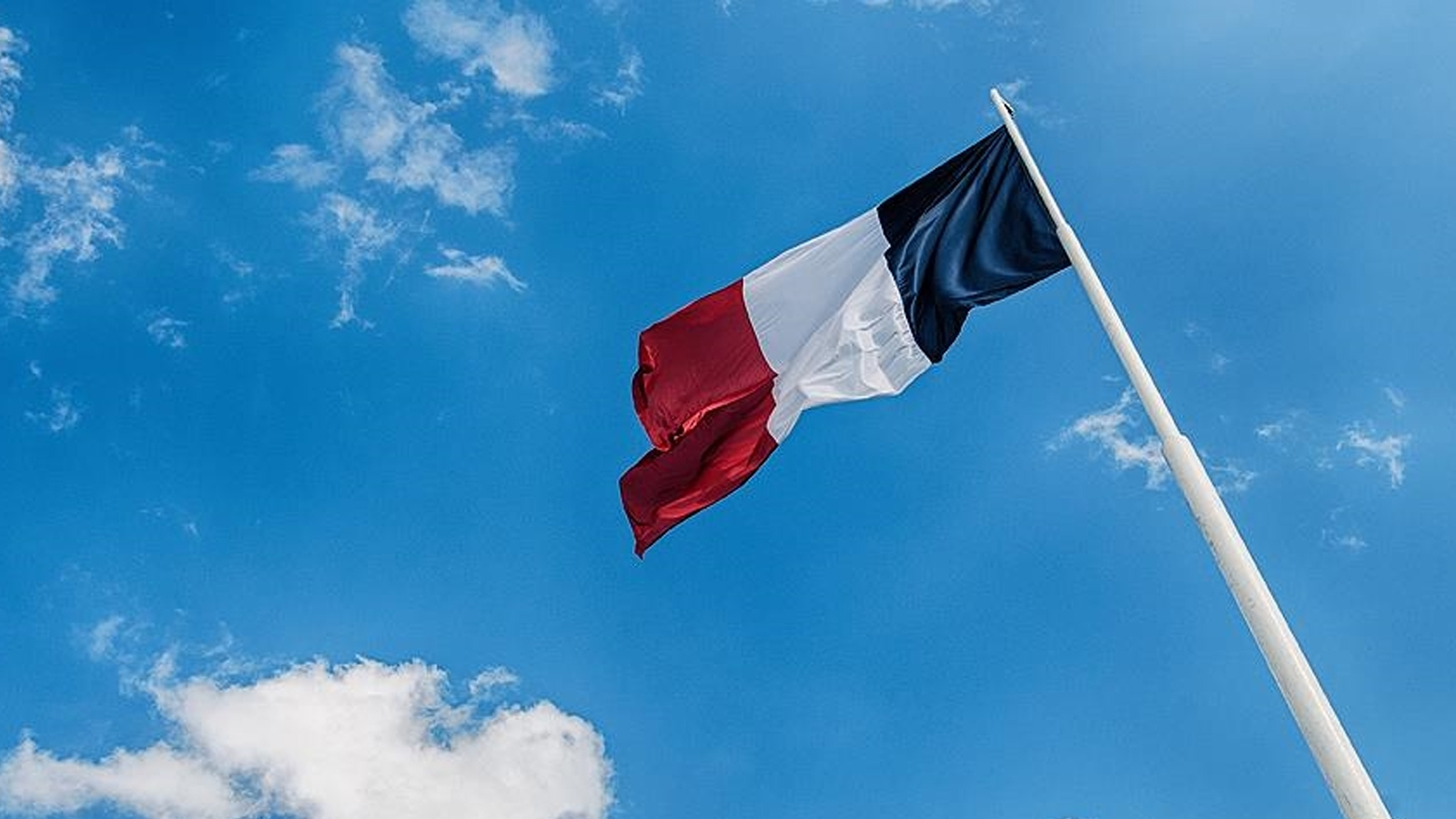 La France se dirige vers des élections anticipées... Le couvre-feu est interdit en Nouvelle-Calédonie jusqu'au 8 juillet