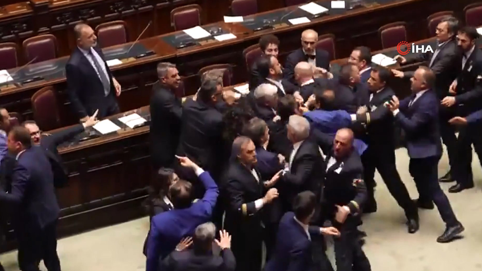 Le Parlement italien est confus !  Les poings volèrent en l'air