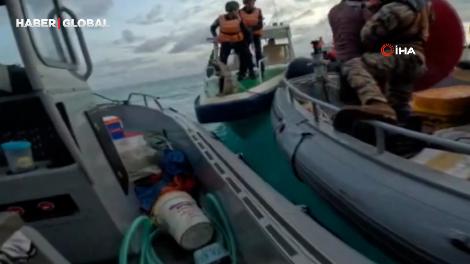 Les garde-côtes chinois attaquent des bateaux philippins avec des haches et des couteaux