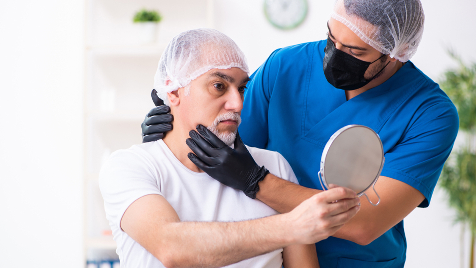 La nouvelle tendance est au double menton et nez, les hommes font la queue pour la chirurgie esthétique