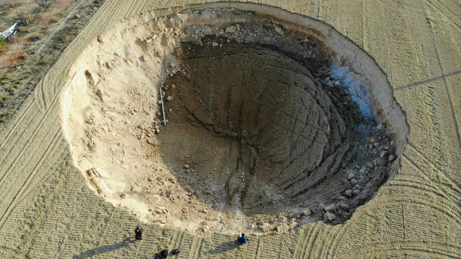 Un tel gaspillage d’eau n’a jamais été vu !  Ils ont bouleversé le terrain !