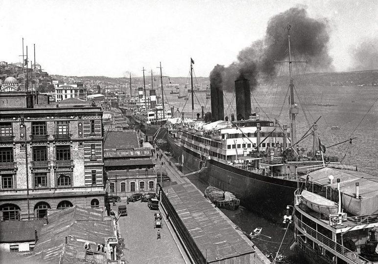Témoins de la souveraineté, les quais d'Istanbul - Photo : 2