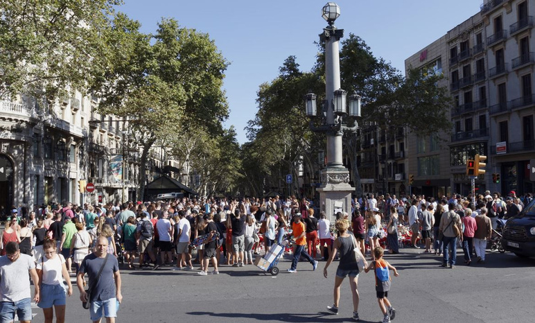 Il n'y a plus de logements pour les habitants, une solution est recherchée pour le tourisme excessif - Photo : 2