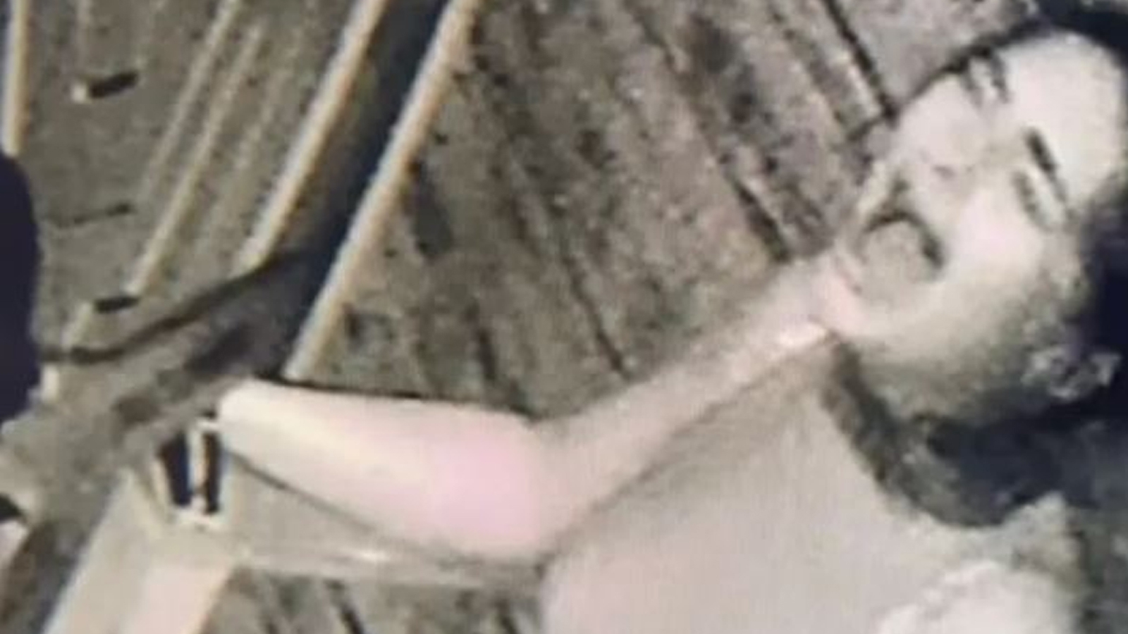 Horreur dans la maison de l'horreur !  Deux femmes brûlées vives : elles n'ont pas pu s'échapper car elles étaient attachées à des chaises