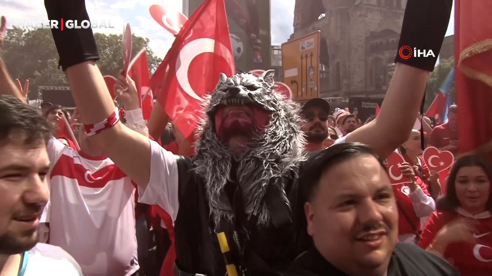 Le supporter en costume de Bozkurt est devenu un sujet tendance sur les réseaux sociaux