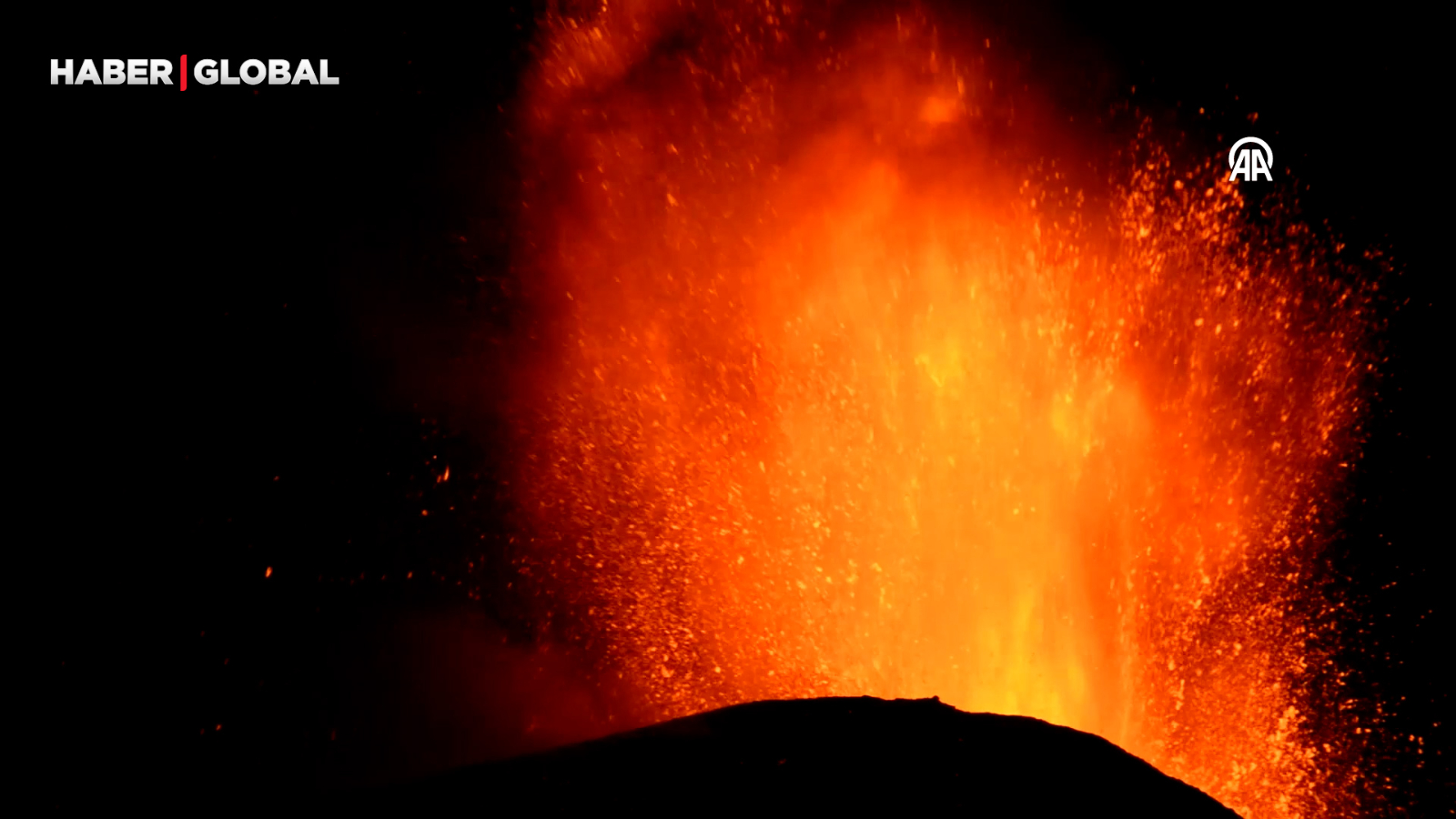L'Etna en Italie continue de cracher de la lave