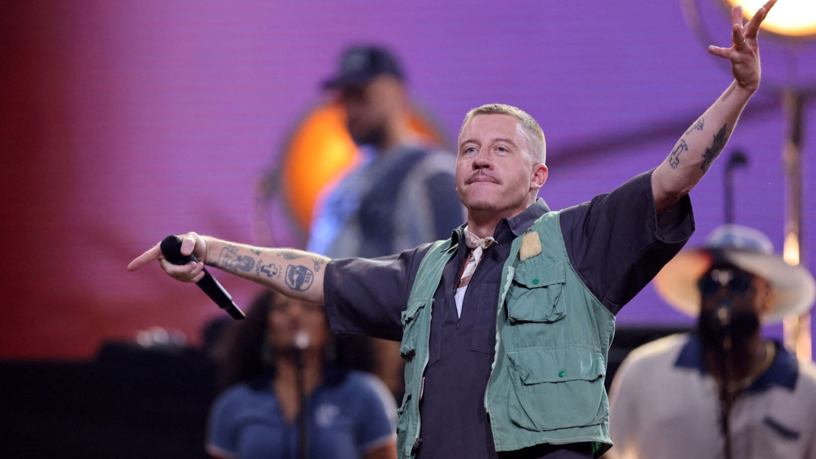 Le célèbre rappeur Macklemore a annulé son concert à Dubaï, accusant les Émirats arabes unis de soutenir la guerre