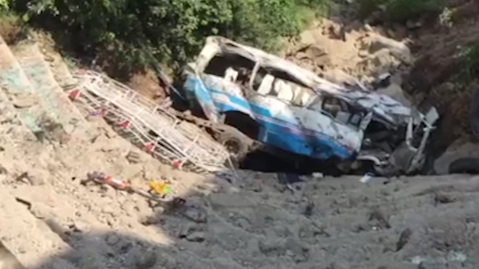 Un bus de passagers renversé dans une falaise : 29 personnes ont perdu la vie