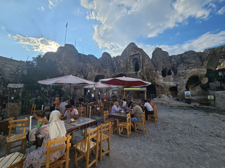 Ils déchirent la Phrygie en faisant des trous, les vandales sont à l'œuvre ! - Photo : 2