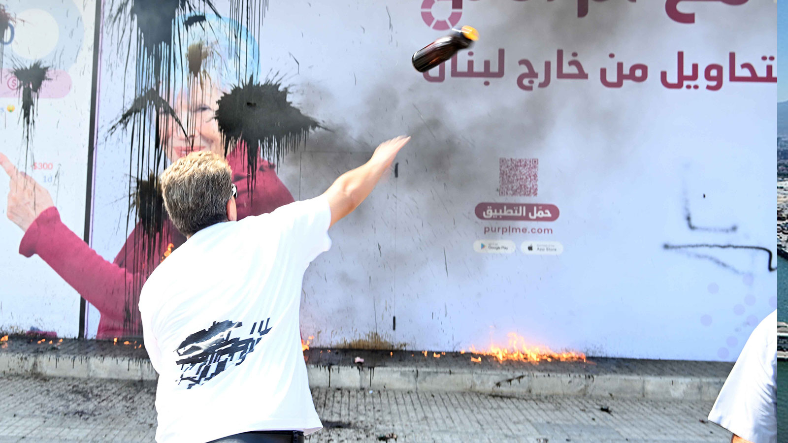 Crise de guerre au Liban ! Incapables de retirer leur argent, les gens mettent le feu aux banques