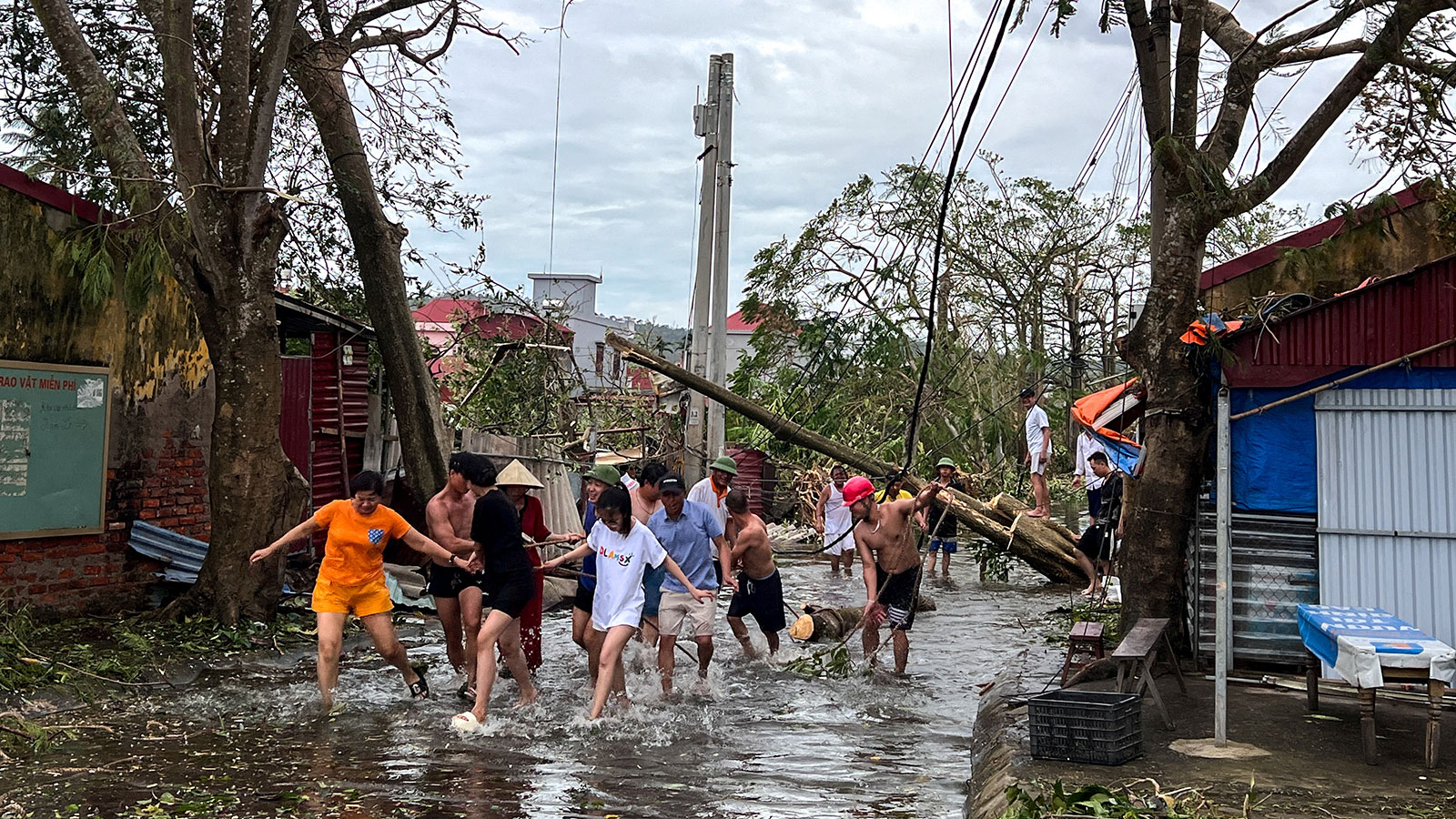 Le "Yagi" fait des ravages au Vietnam : le bilan s'alourdit