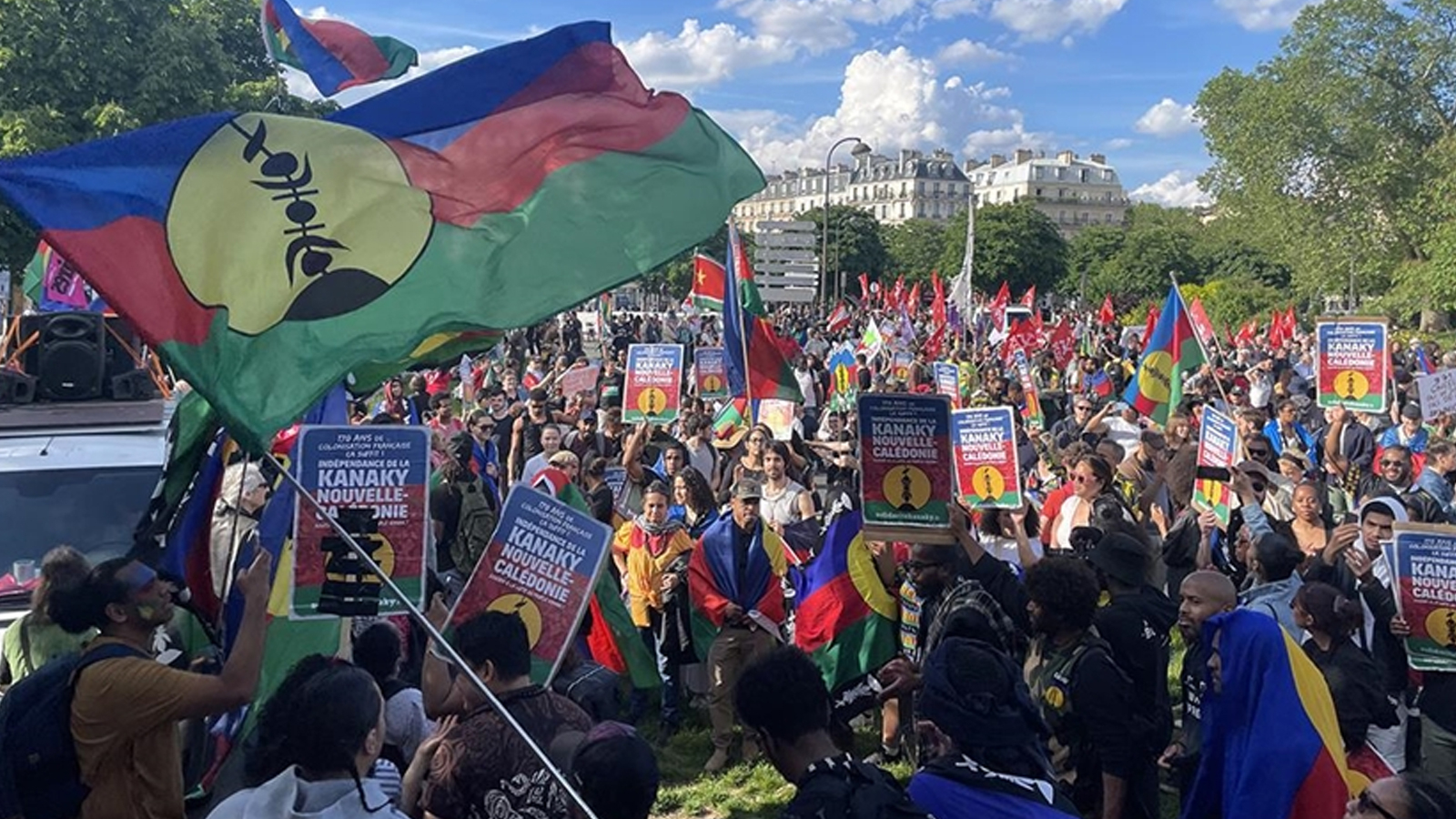 Le bilan des violences dans la colonie française de Nouvelle-Calédonie s'élève à 13 morts