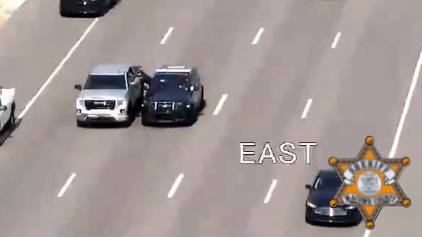 Moments riches en action aux États-Unis : la police monte dans un véhicule en mouvement