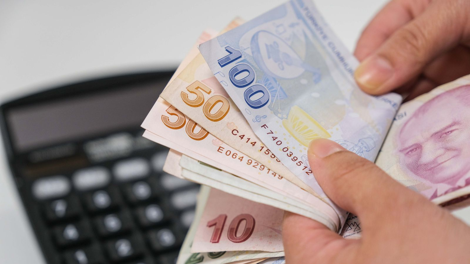 À combien s’élèveront le salaire minimum et la pension ? Le chiffre discuté au sein du parti AK a été annoncé