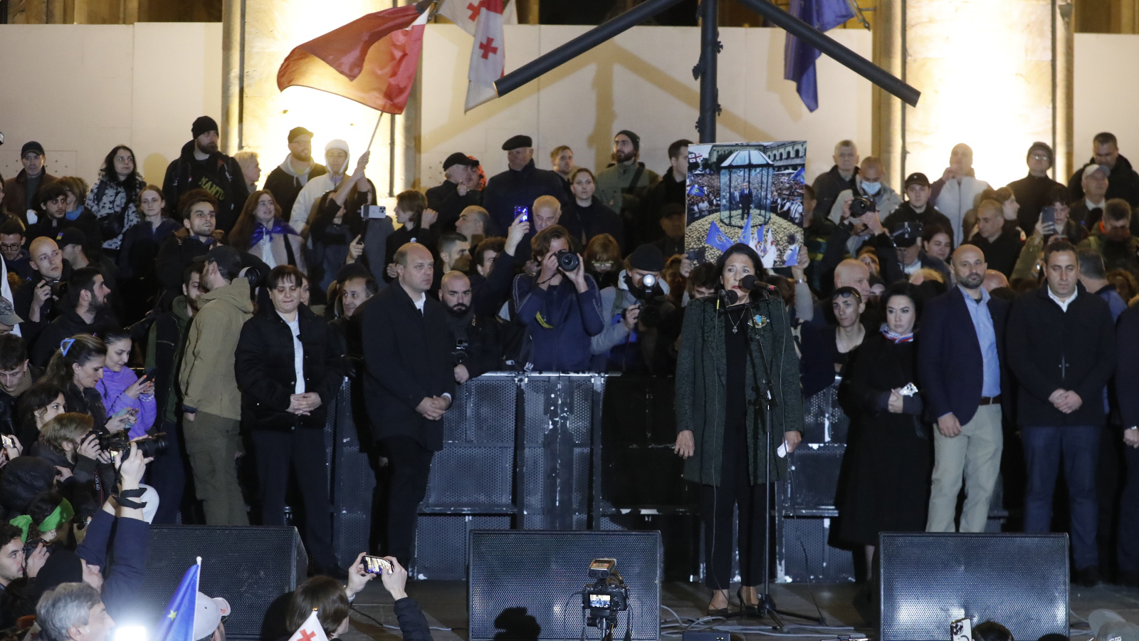 La crise continue dans le quartier : le président est descendu dans la rue