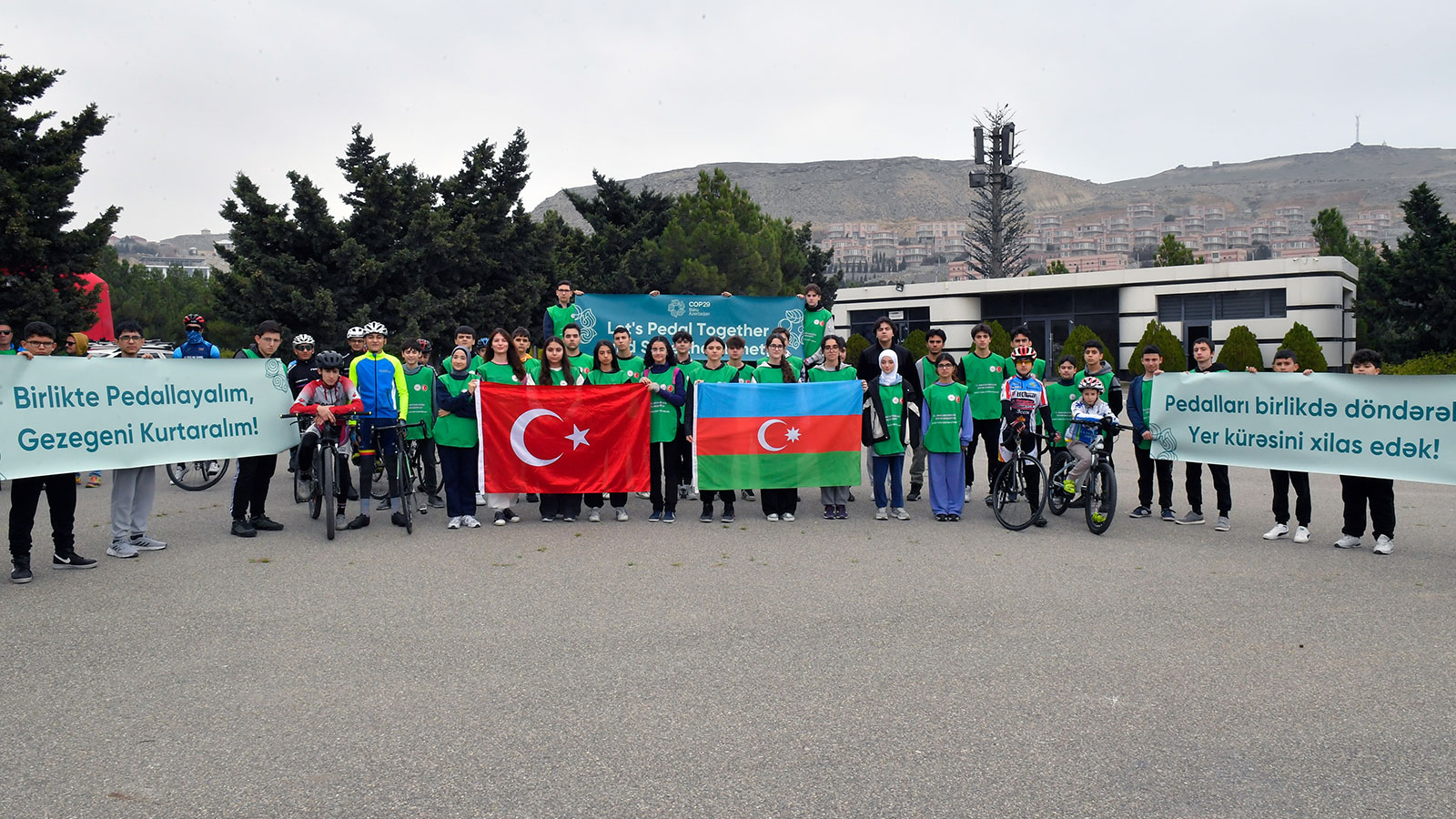 Les élèves du lycée anatolien turc de Bakou ont pédalé pour sensibiliser à l'environnement