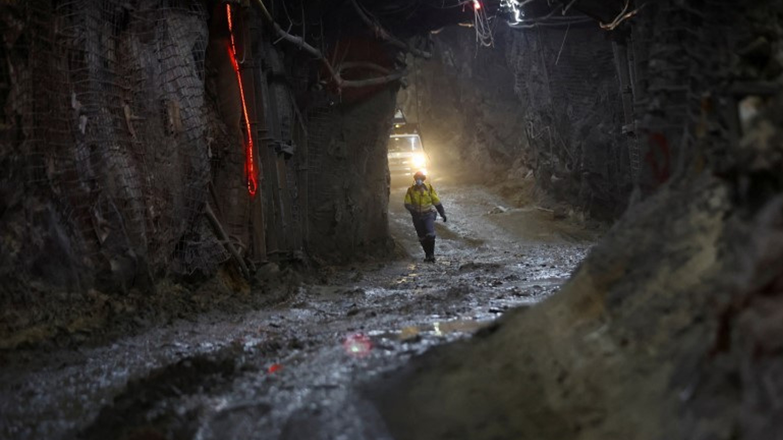 Des centaines de travailleurs emprisonnés dans la mine, affamés et assoiffés : nous les laisserons sortir avec de la fumée
