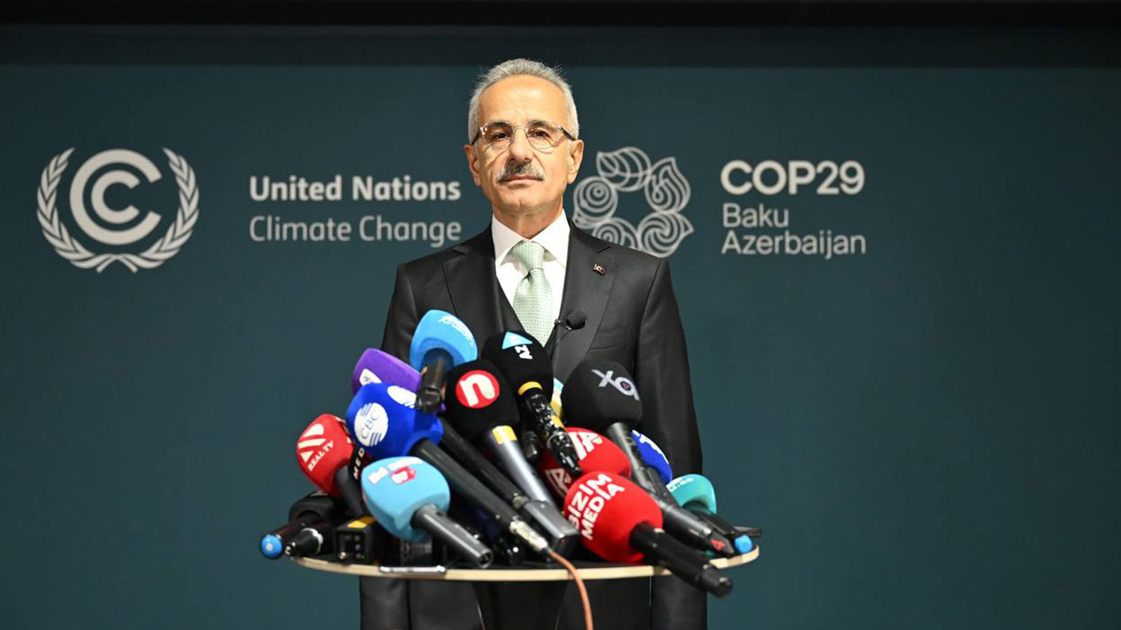 Le ministre Uraloğlu à la COP29 : réunion sur les transports et les infrastructures dans les villes