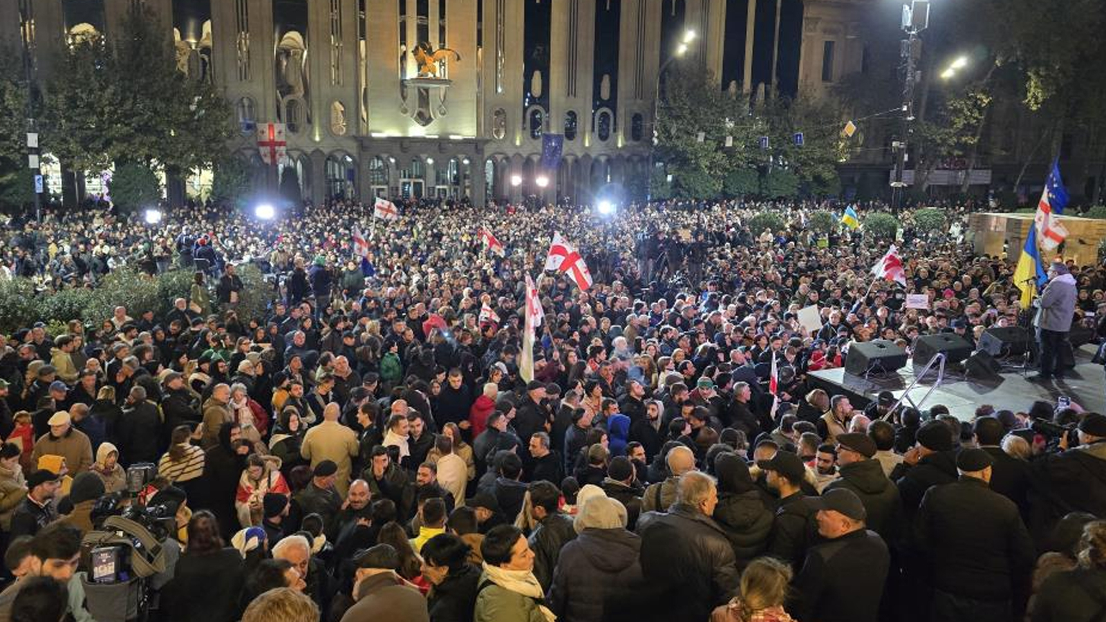 L'eau n'est pas apaisante chez le voisin ! L'opposition, qui n'a pas reconnu les résultats des élections, est descendue dans la rue