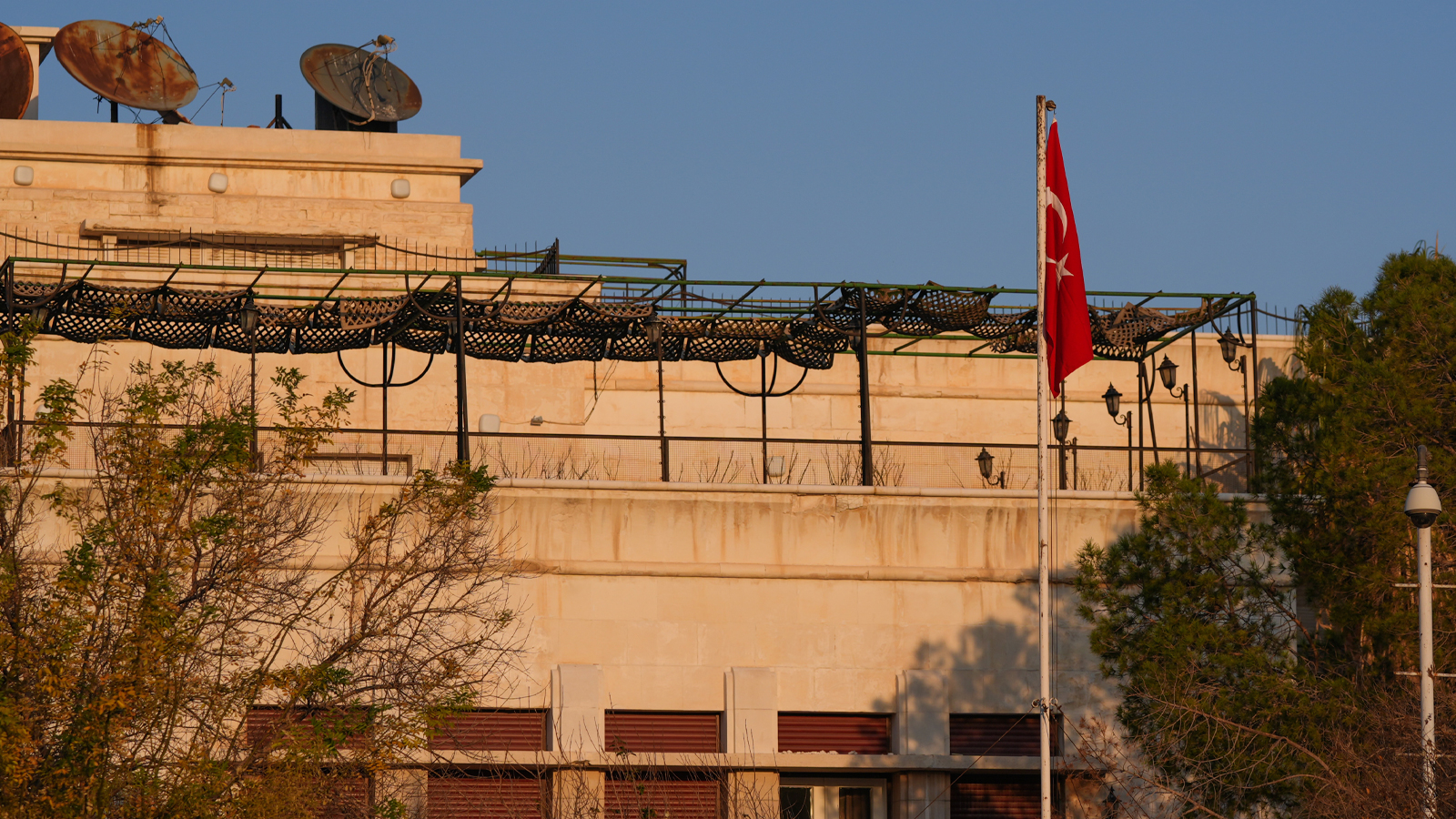 Le drapeau turc hissé à l'ambassade à Damas