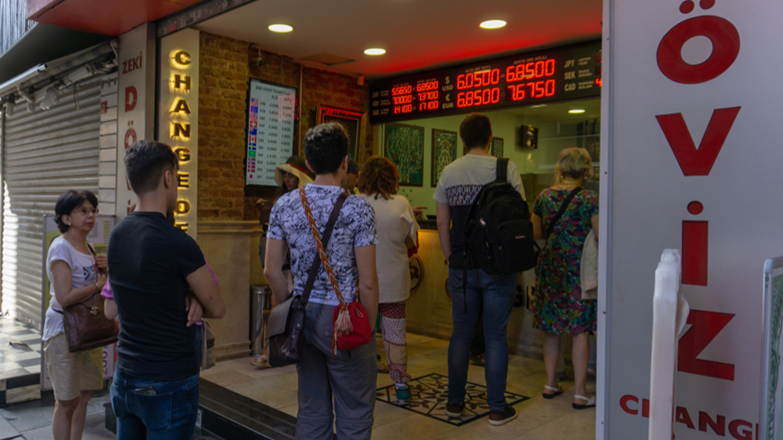 Marché de devises mixtes, leva, lari, yuan, riyal