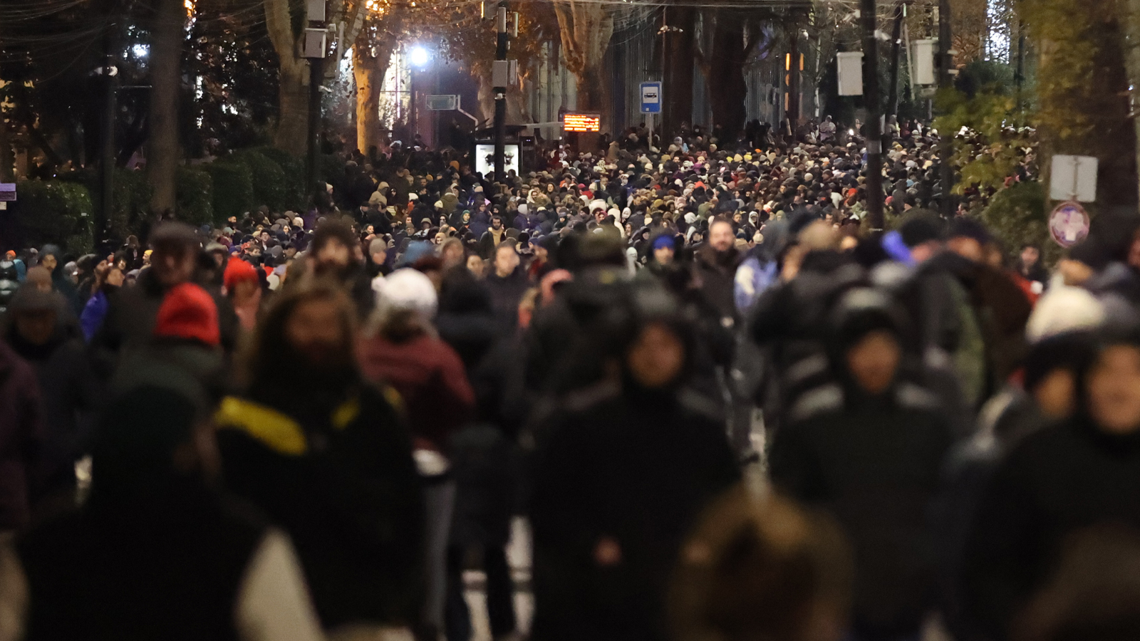 Les choses ne se calment pas dans le quartier : des milliers de personnes ont quitté leur emploi