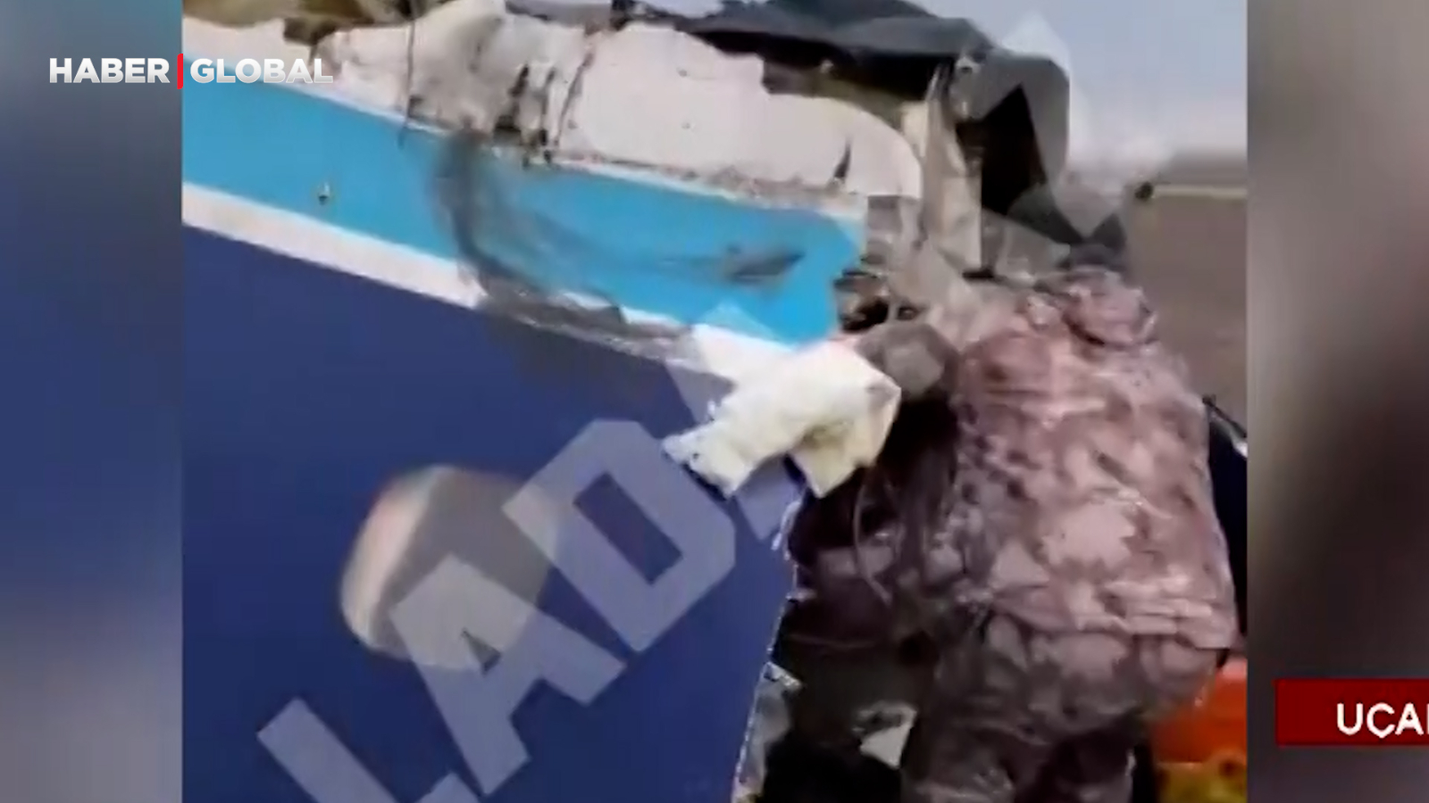 Les moments où l'avion de passagers s'est écrasé au Kazakhstan s'est brisé en deux ont été capturés