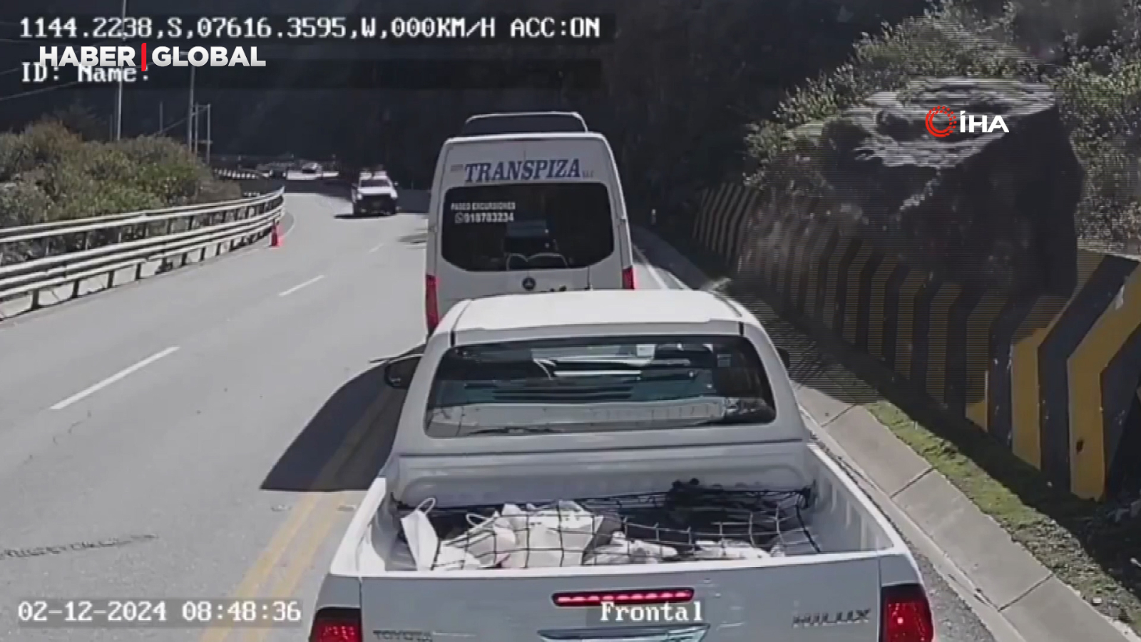 Les moments où un rocher géant est tombé sur un véhicule au Pérou