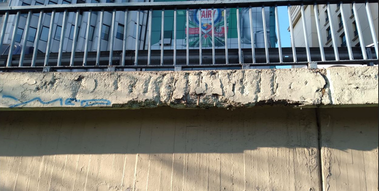 Le métrobus passe dessus. Le viaduc résistera-t-il au tremblement de terre ? - Photo : 2