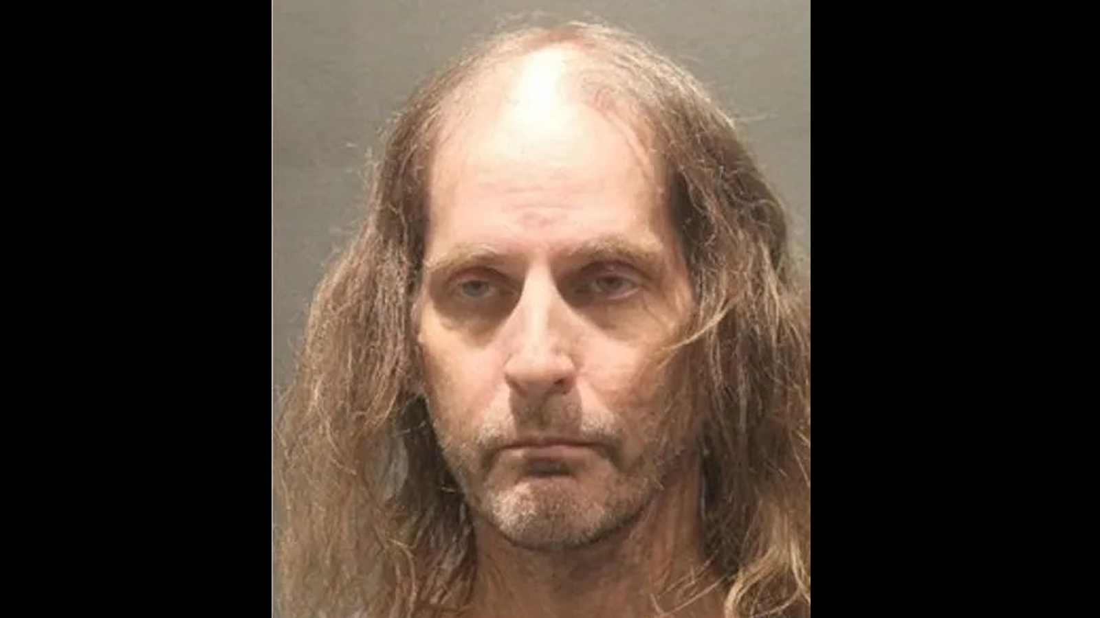 La femme est entrée dans les vestiaires, disant que c'était un trans,