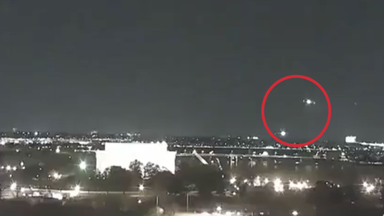 Aux États-Unis, l'avion passager et l'hélicoptère sont tombés dans la rivière! La collision dans l'air est sur la caméra