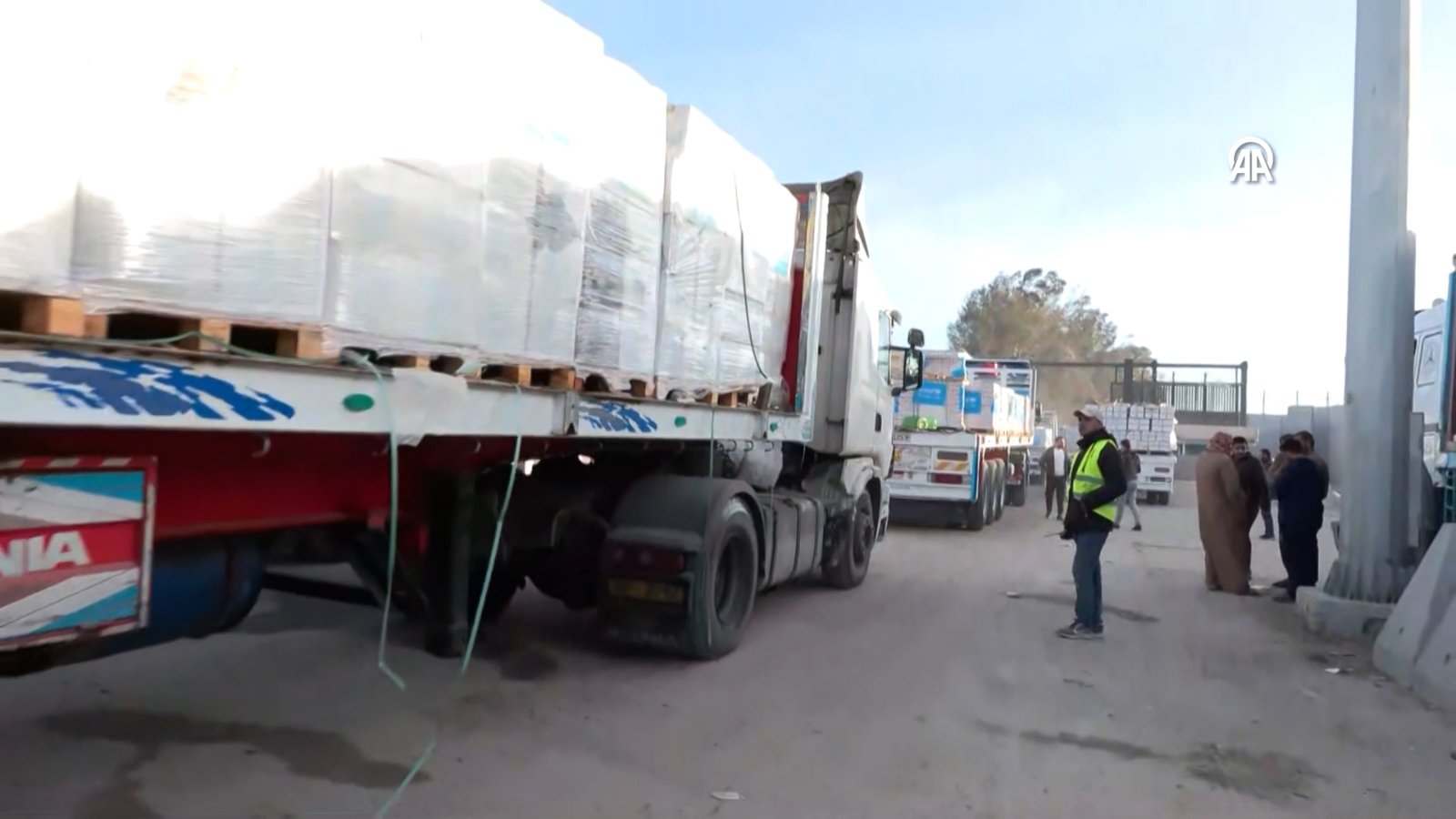 Des camions humanitaires ont commencé à entrer à Gaza après le cessez-le-feu