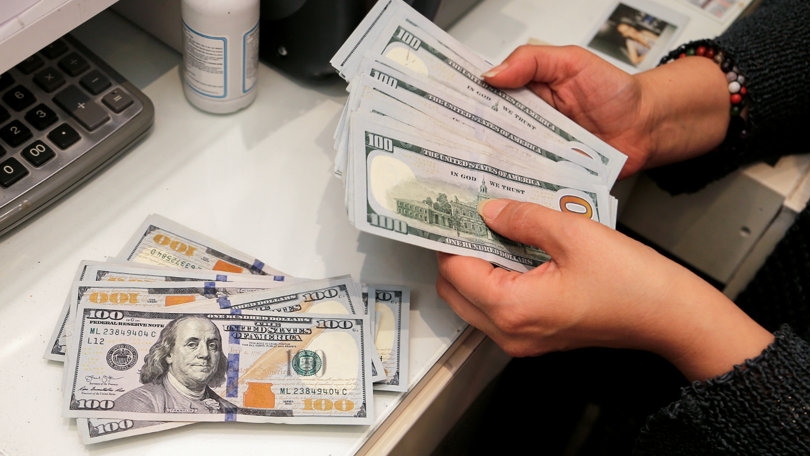 Le dollar fluctue au niveau de 35.30 TL... Les prix sont surveillés