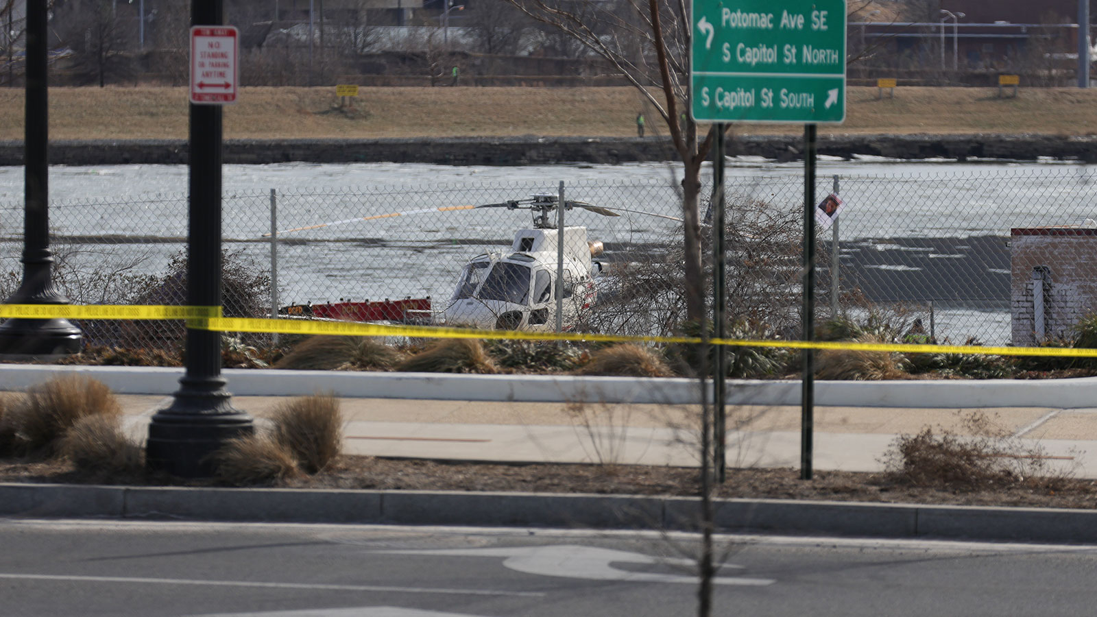 Le karakutusu de l'avion de passagers tombant en panne après la collision avec un hélicoptère militaire aux États-Unis