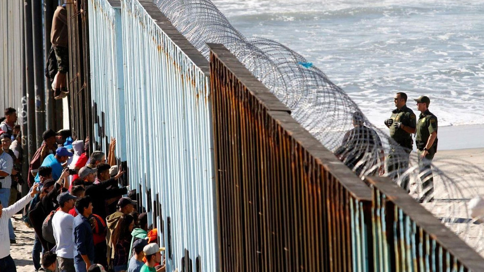 Les États-Unis enverront "des milliers de" soldats à la frontière mexicaine!