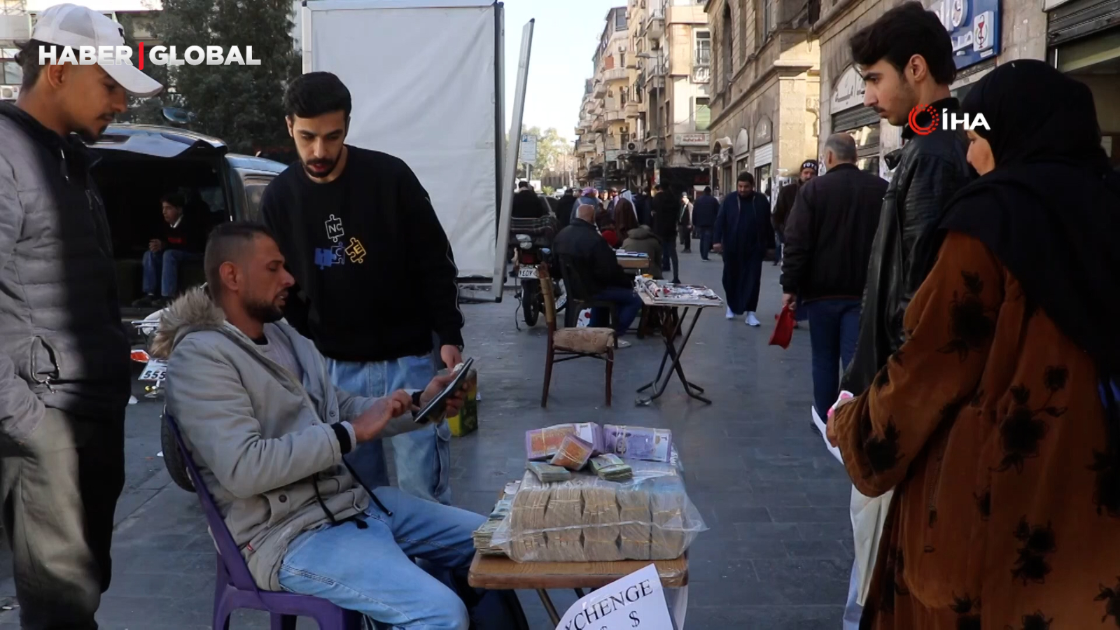 Les changeurs de monnaie changent la monnaie dans les rues en Syrie