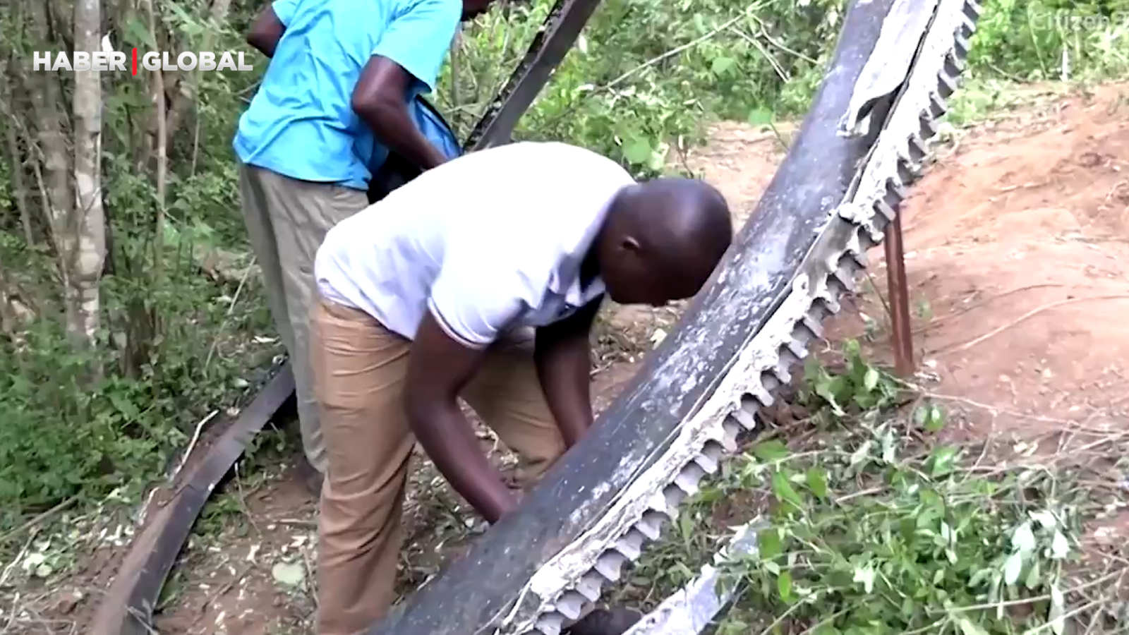 Un objet de 500 kilos est tombé du ciel sur le village, une enquête est ouverte !