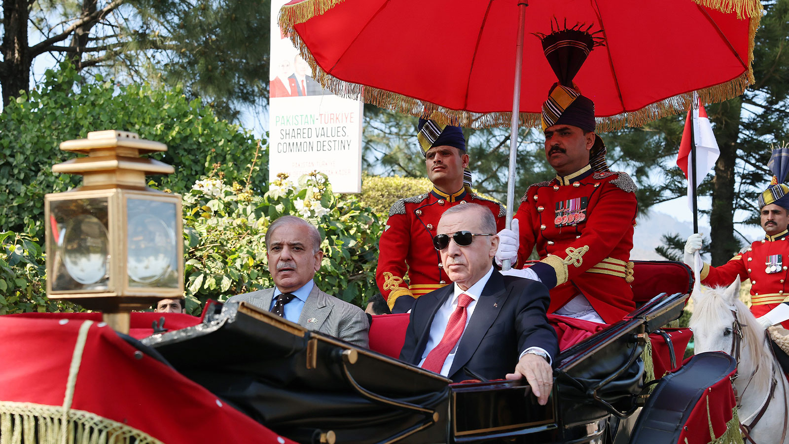 Le président Erdoğan est allé au dîner officiel au Pakistan avec une voiture