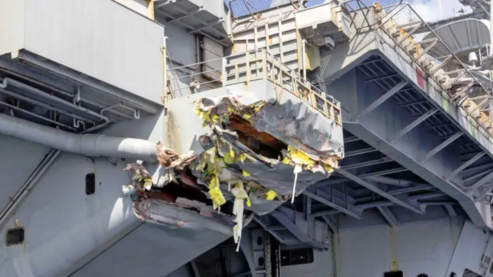 Besiktas-M a frappé le porte-avions américain USS USS Harry S. Truman Damage est apparu!