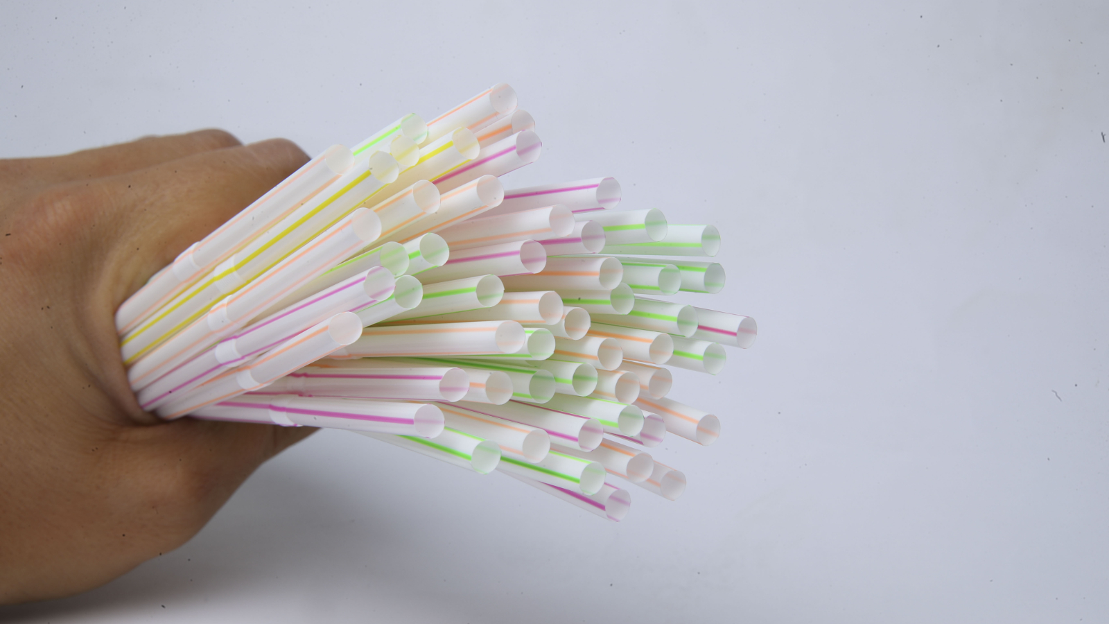 Après la décision de Trump, les producteurs de pipettes en plastique en Turquie sont très heureux