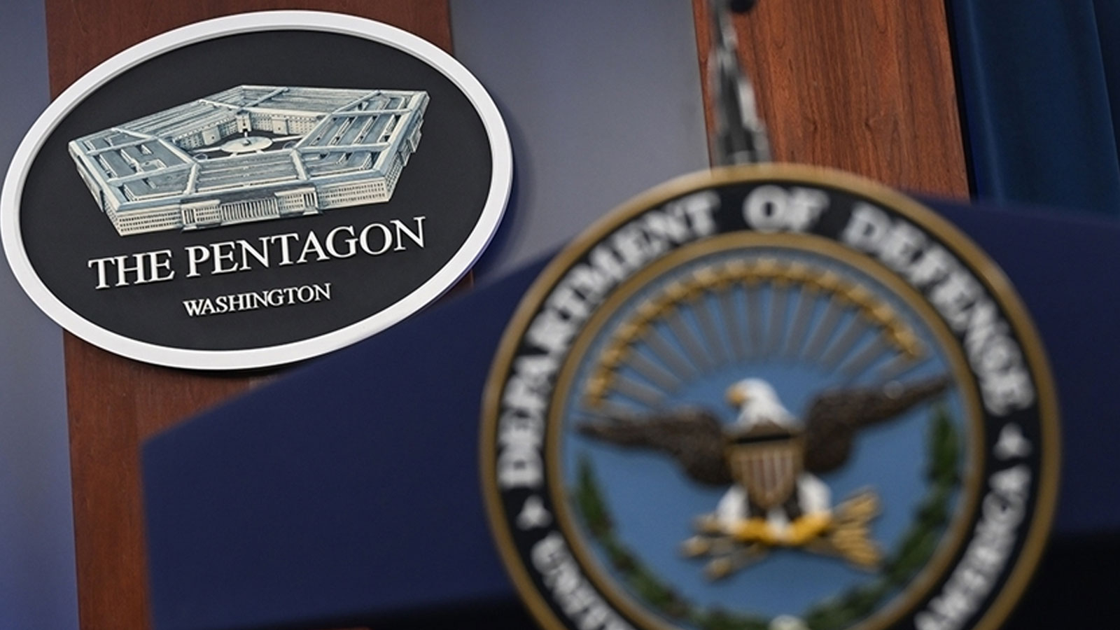 Aux États-Unis, le Pentagone prévoit de rejeter 5 à 8% des employés civils.