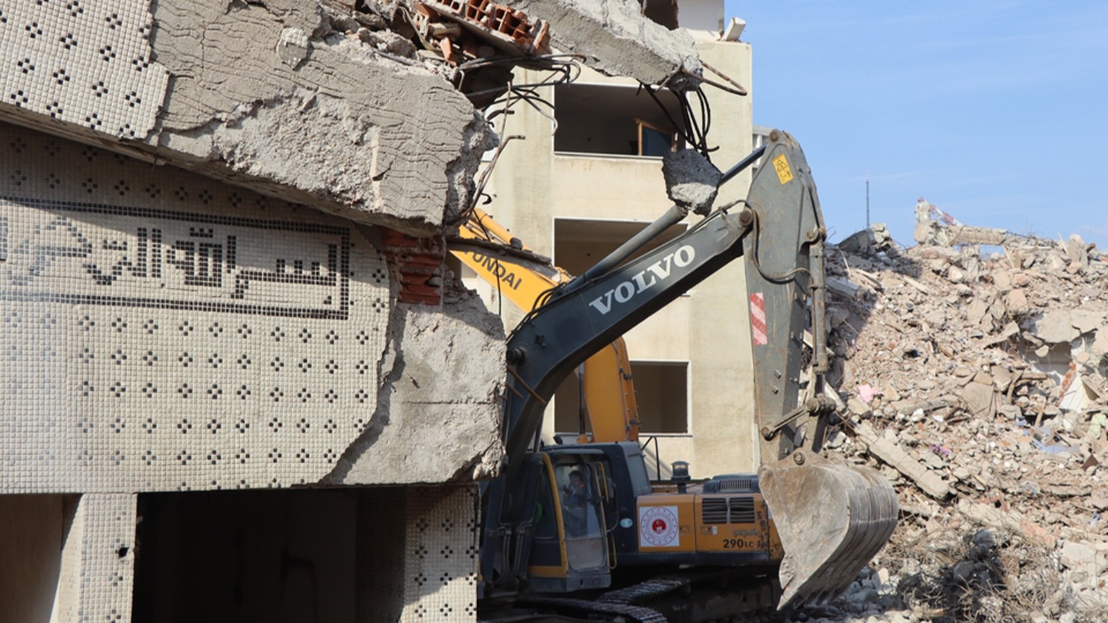 En transformation urbaine, les voisins sont tendus et solides ont été détruits dans la rébellion