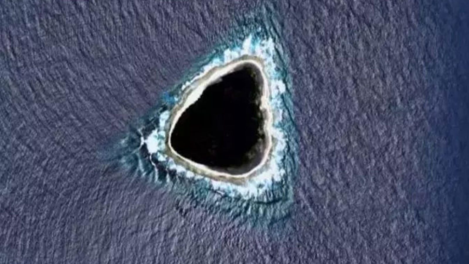Découverte mystérieuse au milieu de l'océan! Apparu dans les images satellites