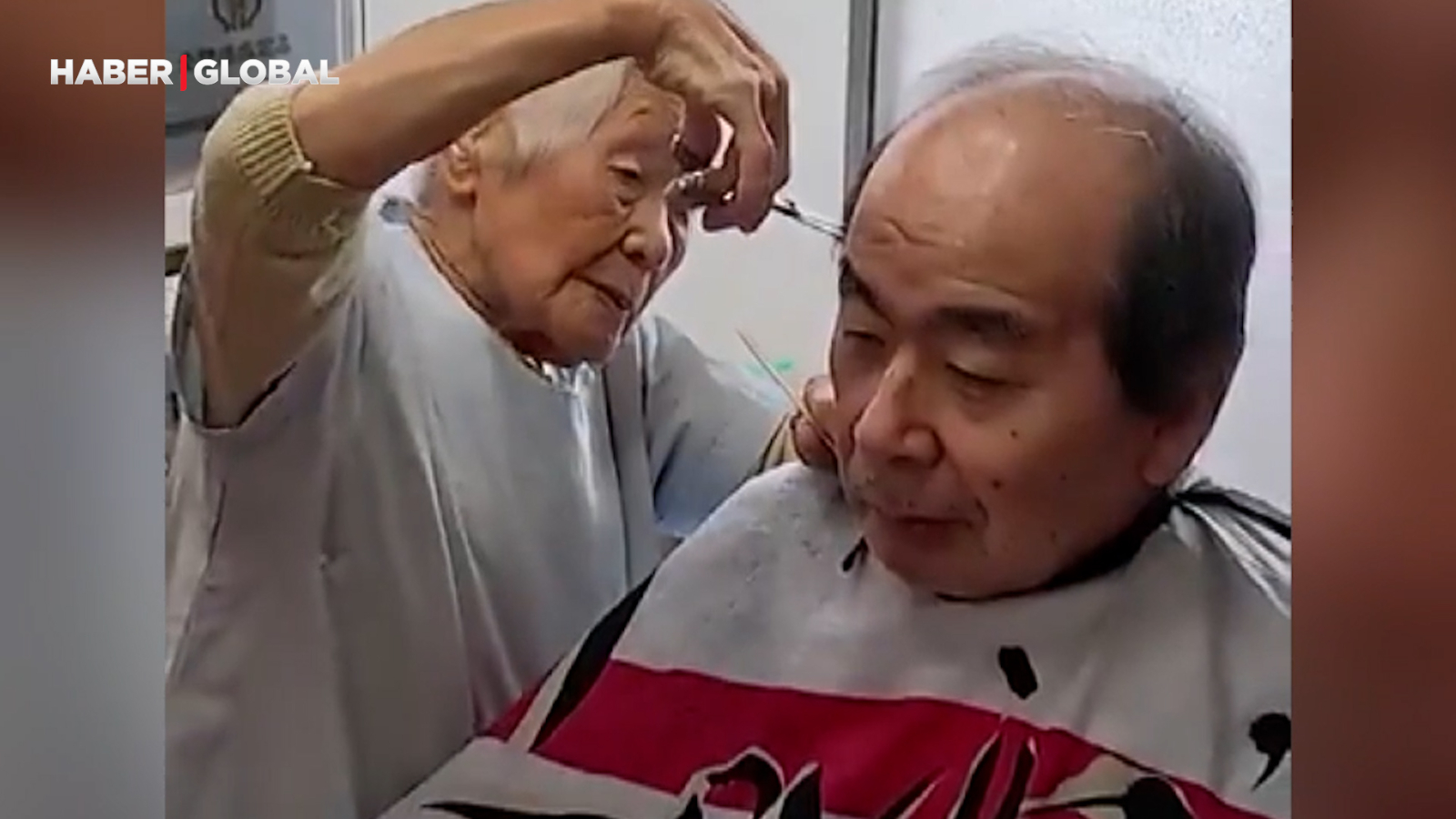 La plus âgée Barber continue sa profession à l'âge de 108 ans