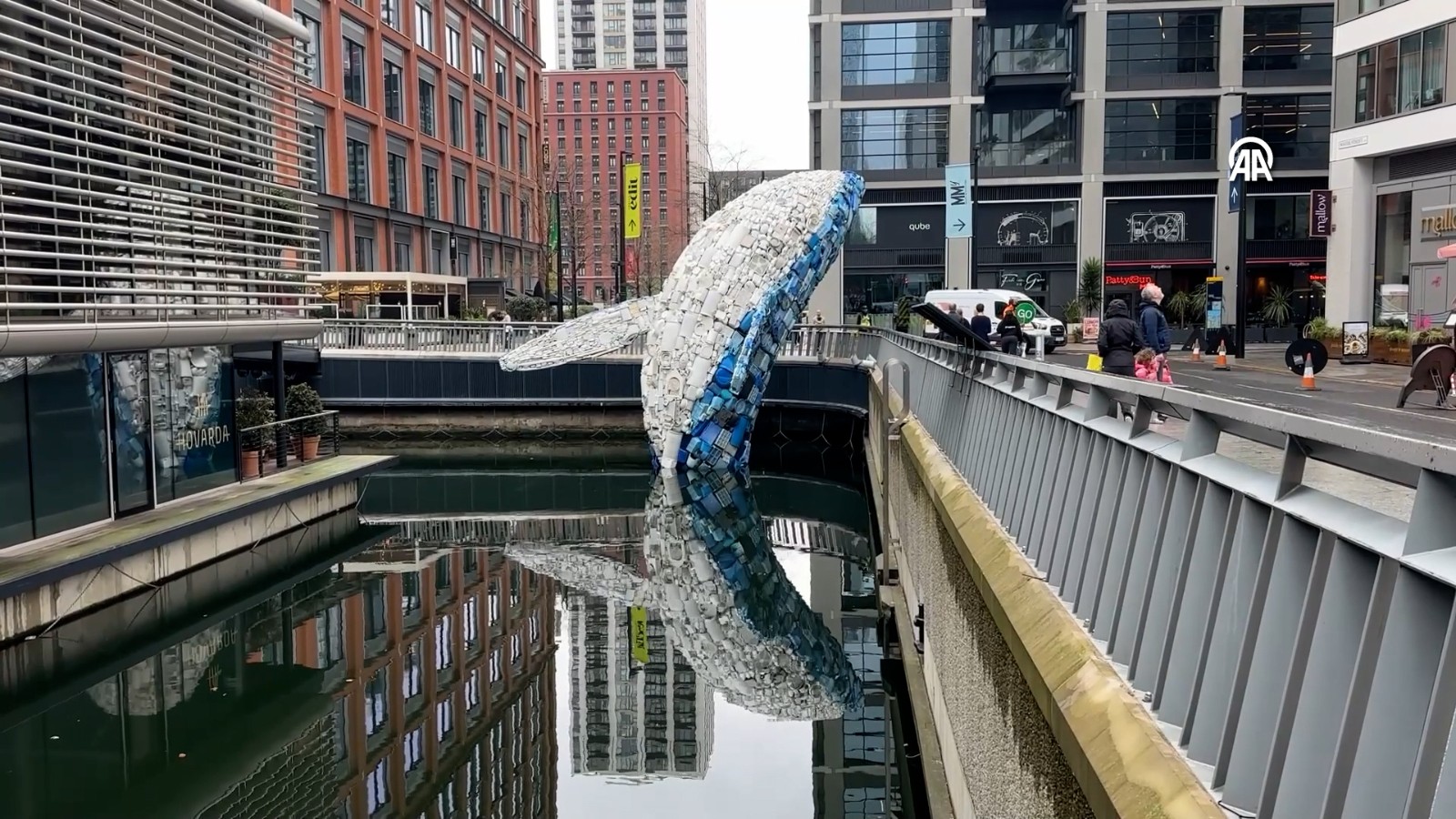Effort pour attirer l'attention avec la baleine bleue contre la pollution plastique