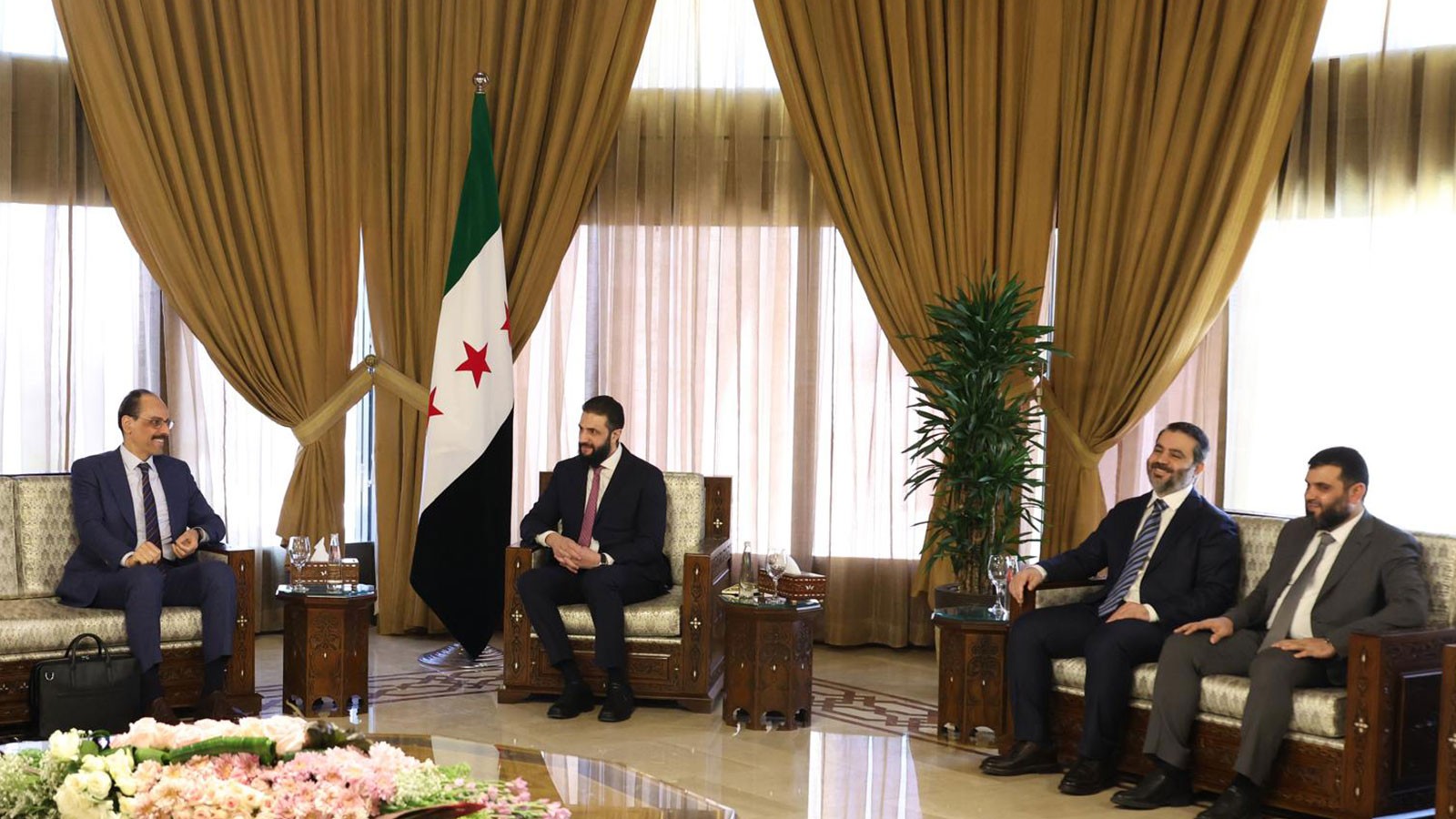 Le président du MIT Kalın a rencontré le président şara et sa délégation en Syrie