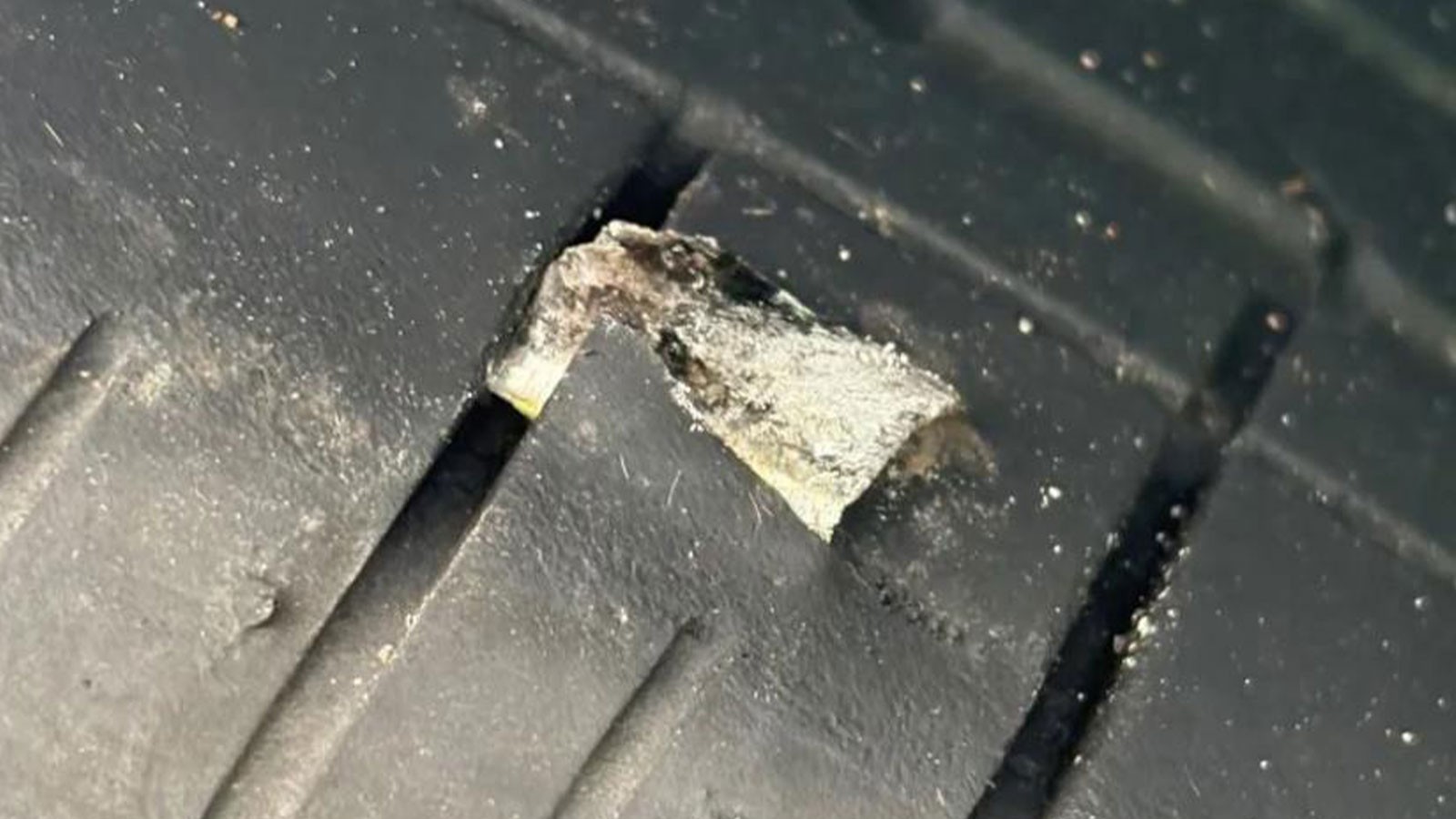 Les métaux versés du camion ont fait exploser les pneus de plus de 300 véhicules