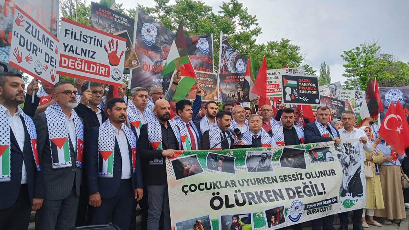 Protester avec une couronne noire devant l'ambassade israélienne