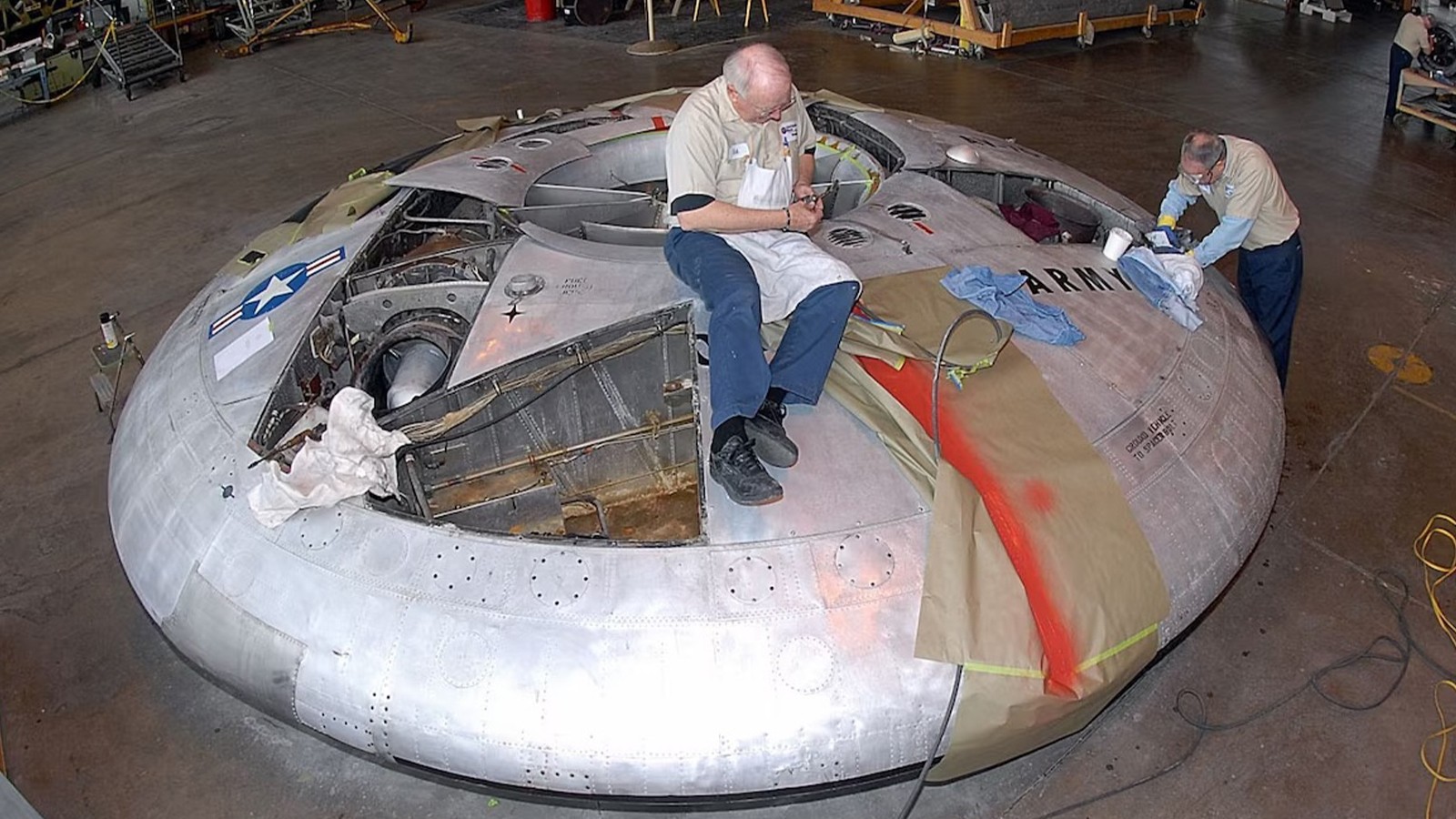 Derrière le Pentagone! Ils ont caché un pistolet avec un mensonge «UFO»