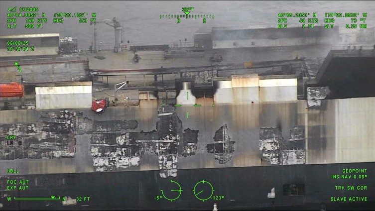 Navire enflammé de la flamme couchée: 3 mille véhicules enterrés dans l'eau - Image: 2